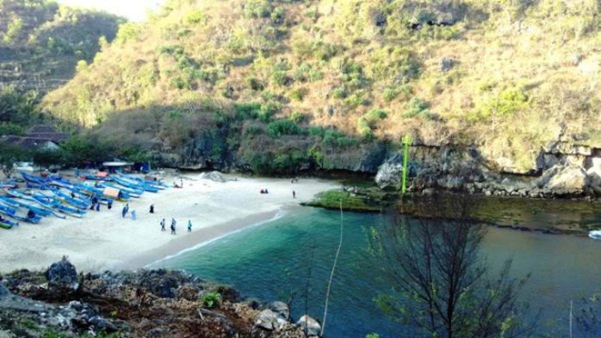 WISATA YOGYAKARTA - Pantai Gesing di Gunungkidul Yogyakarta, wisata pantai yang bisa untuk berenang