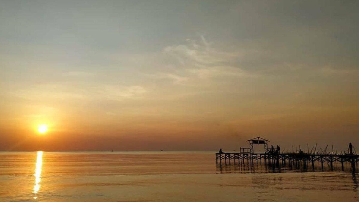 WISATA AIR - Potret pemandangan sunset di Pantai Glagah Wangi Istambul disadur dari Kompas.com pada Jumat (14/3/2025). Pantai Glagah Wangi Istambul berada di Demak, Jawa Tengah.