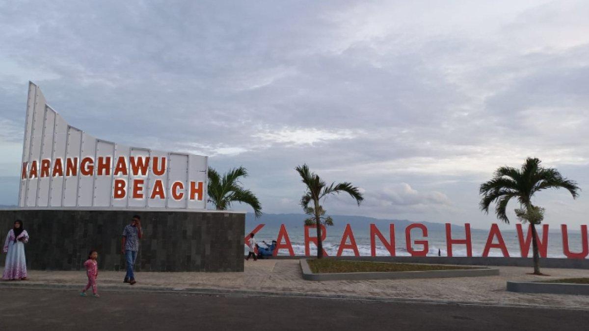 WISATA AIR - Potret Pantai Karang Hawu disadur dari Kompas.com pada Kamis (13/3/2025). Pantai Karang Hawu berlokasi di Kabupaten Sukabumi, Jawa Barat.