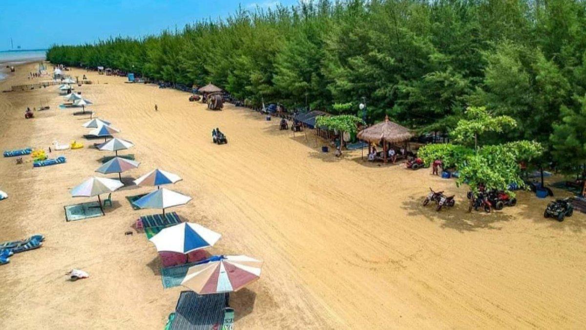 WISATA AIR - Potret keindahan Pantai Karang Jahe disadur dari Kompas.com pada Rabu (12/3/2025). Pantai Karang Jahe berada di Kabupaten Rembang, Jawa Tengah.