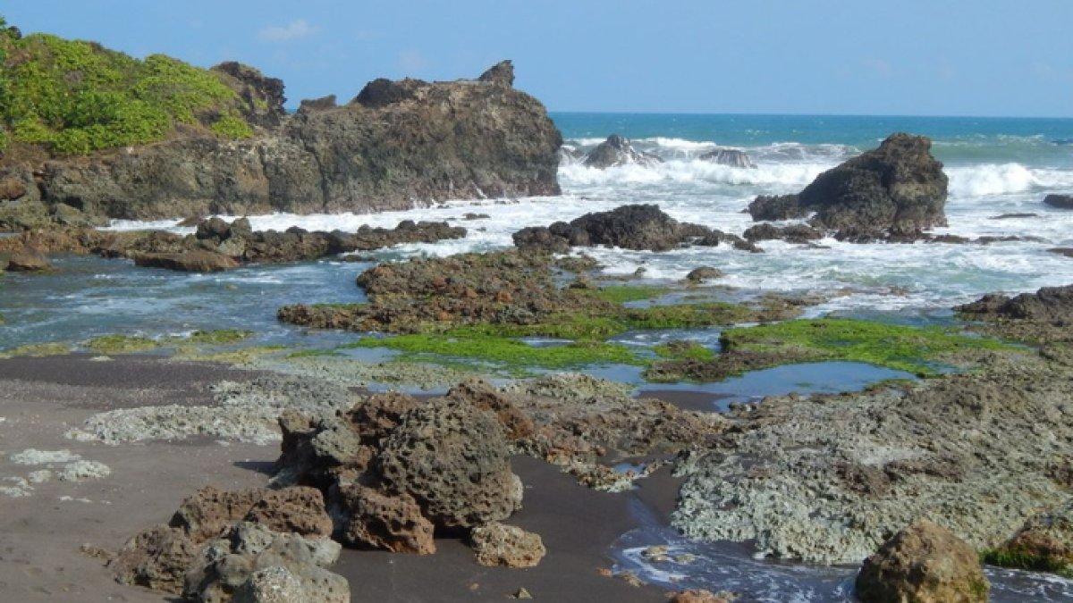WISATA AIR - Potret Pantai Karang Tawulan disadur dari Kompas.com pada Kamis (3/4/2025). Pantai Karang Tawulan terletak di Tasikmalaya.