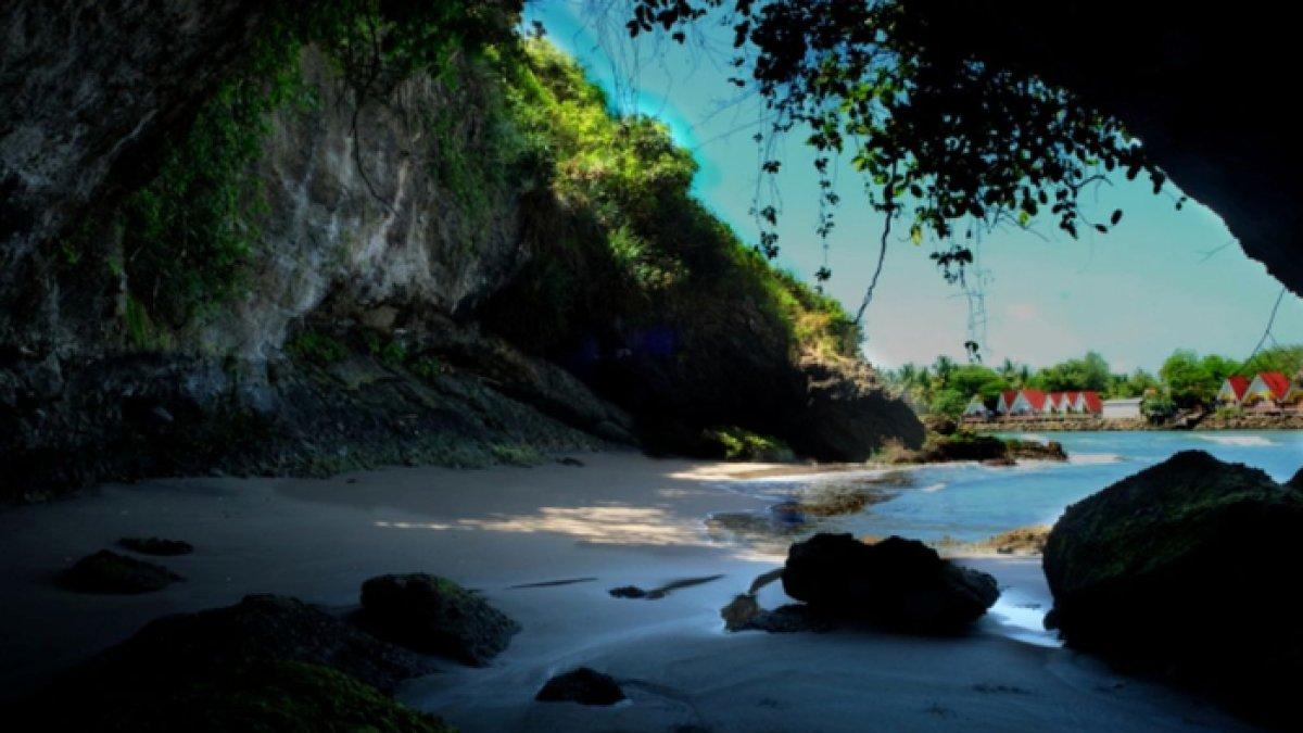 WISATA AIR - Potret Pantai Karangbolong disadur dari Kompas.com pada Rabu (5/3/2025). Pantai Karangbolong berada di Kebumen, Jawa Tengah.