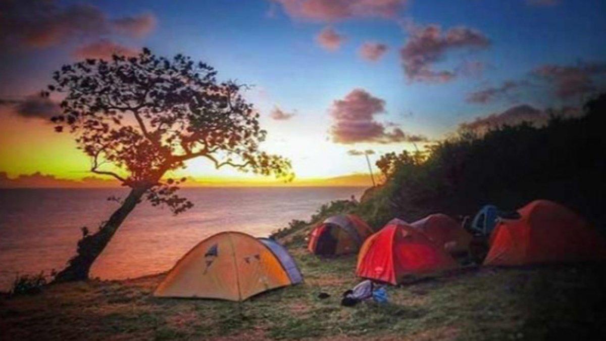 WISATA AIR - Kegiatan Camping di Pantai Kesirat, disadur dari Kompas.com pada Rabu (5/3/2025). Pantai Kesirat berlokasi di Gunung Kidul, Yogyakarta.