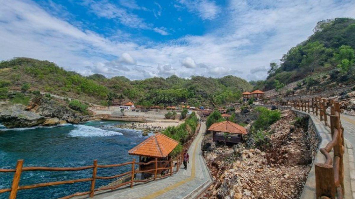 WISATA PANTAI - Potret Pantai Klotok di Wonogiri yang makin Indah seusai direvitalisasi, Rabu (29/11/2023). Pantai Klotok menawarkan pemandangan laut yang biru.