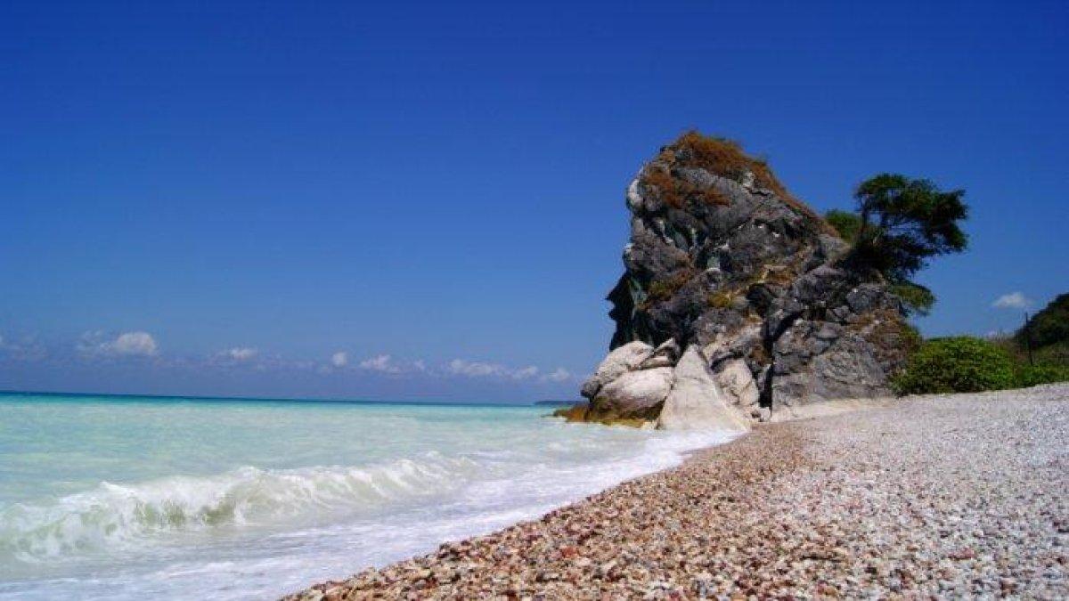 WISATA AIR - Potret batu raksasa di Pantai Kolbano disadur dari Pos-Kupang.com pada Minggu (9/3/2025). Pantai Kolbano mempunyai landmark berupa batu raksasa mirip kepala singa.