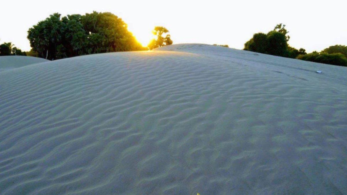 WISATA AIR - Potret Pantai Oetune diambil dari website Pemkab Timor Tengah Selatan pada Minggu (9/3/2025). Pantai Oetune tawarkan sensasi bak gurun pasir.