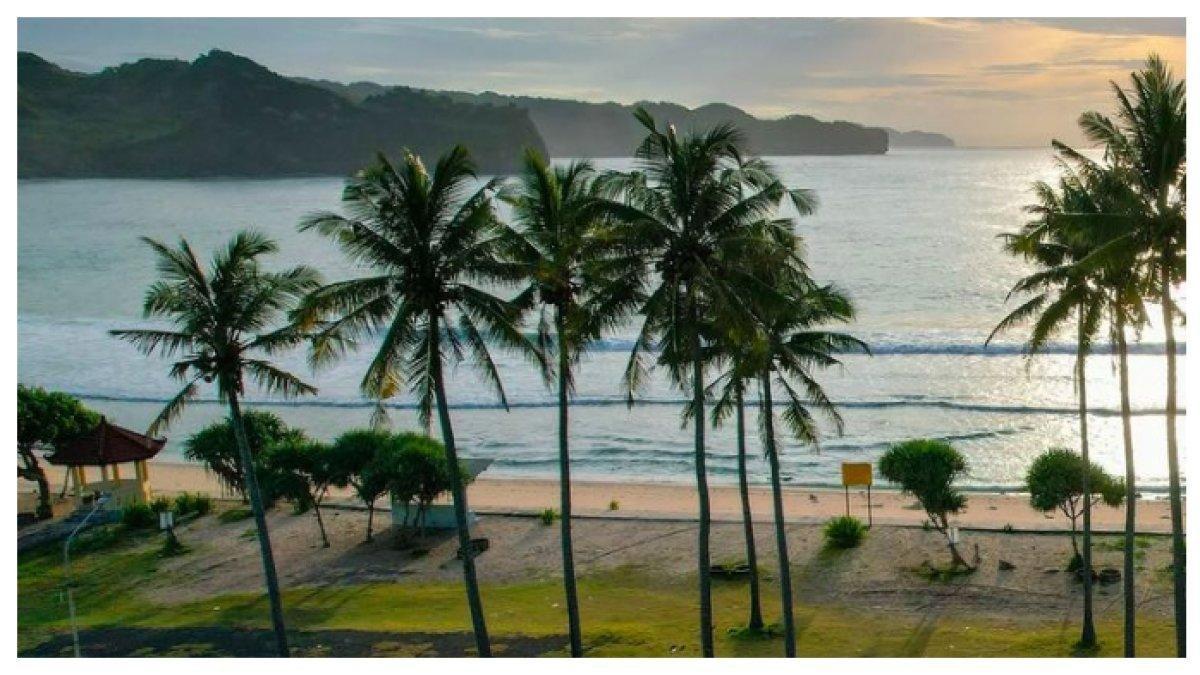 PANTAI SRAU PACITAN Pantai Srau di Pacitan menyuguhkan pasir putih, batu karang eksotis, dan ombak yang menenangkan.
