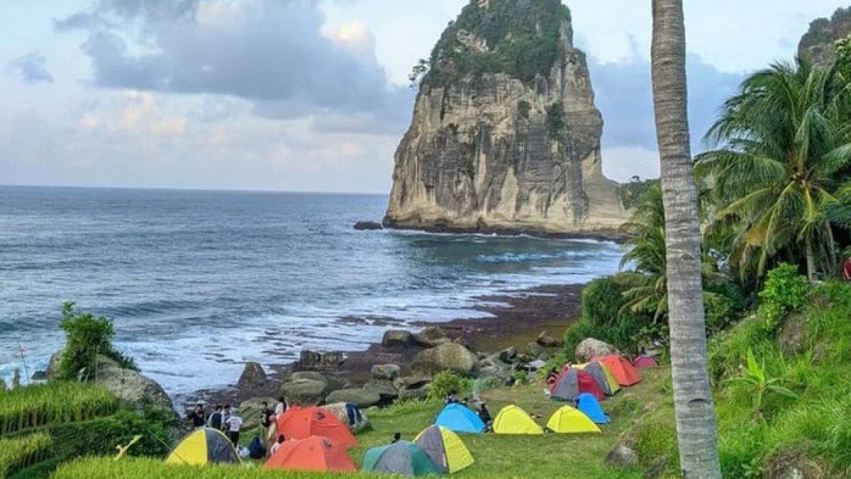 WISATA AIR - Potret Pantai Pangasan dsadur dari Kompas.com pada Kamis (3/4/2025). Pantai Pangasan terletak di Pacitan, Jawa Timur.