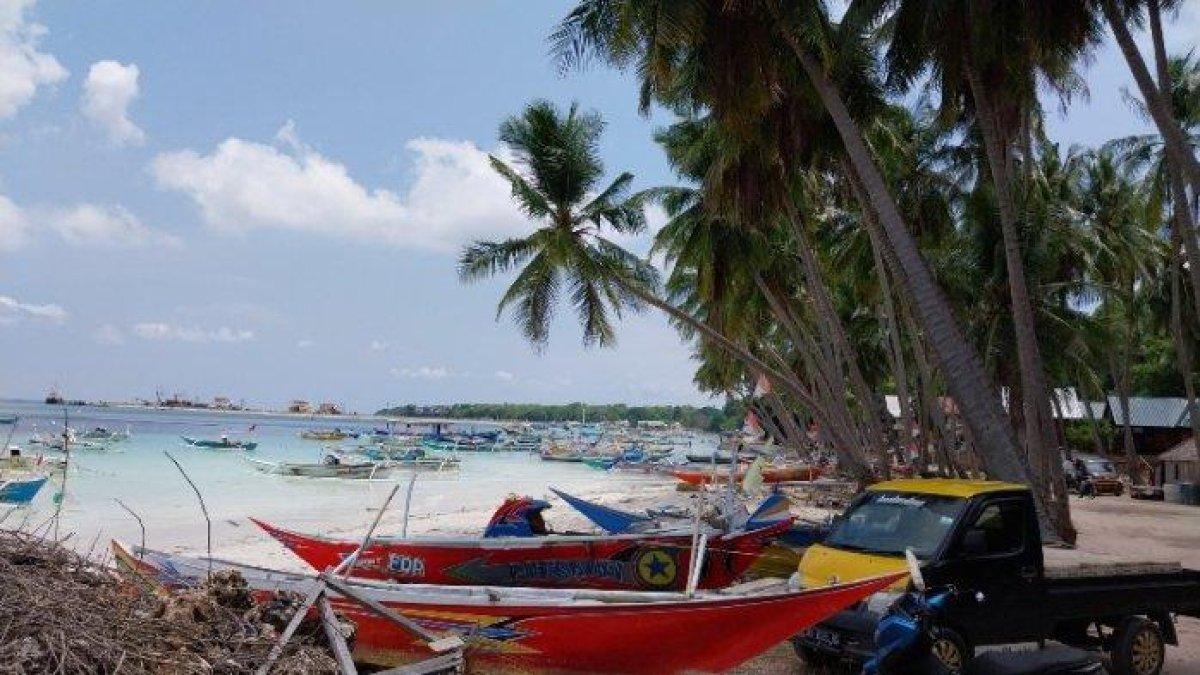 WISATA AIR - Potret perahu nelayan yang ditambatkan menambah pesona keindahan objek Wisata Pantai Panrang Luhu, disadur dari Tribun-Timur.com. Pantai Panrang Luhu berada di Desa Bira, Kecamatan Bontobahari, Kabupaten Bulukumba, Sulawesi Selatan.