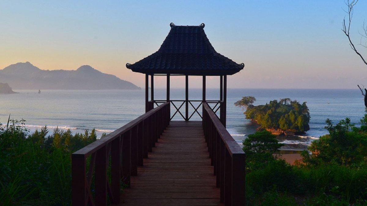 WISATA SERU - Potret Pantai Pelang disadur dari Kompas.com pada Kamis (17/4/2025). Pantai Pelang adalah salah satu tempat wisata di Trenggalek, Jawa Timur.