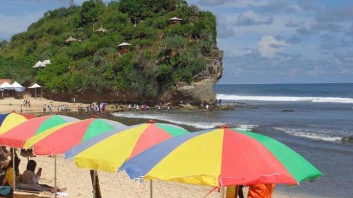 WISATA GUNUNG KIDUL:Pantai Pulang Sawal atau juga dikenal dengan Pantai Indrayanti di Kabupaten Gunungkidul, Daerah Istimewa Yogyakarta.