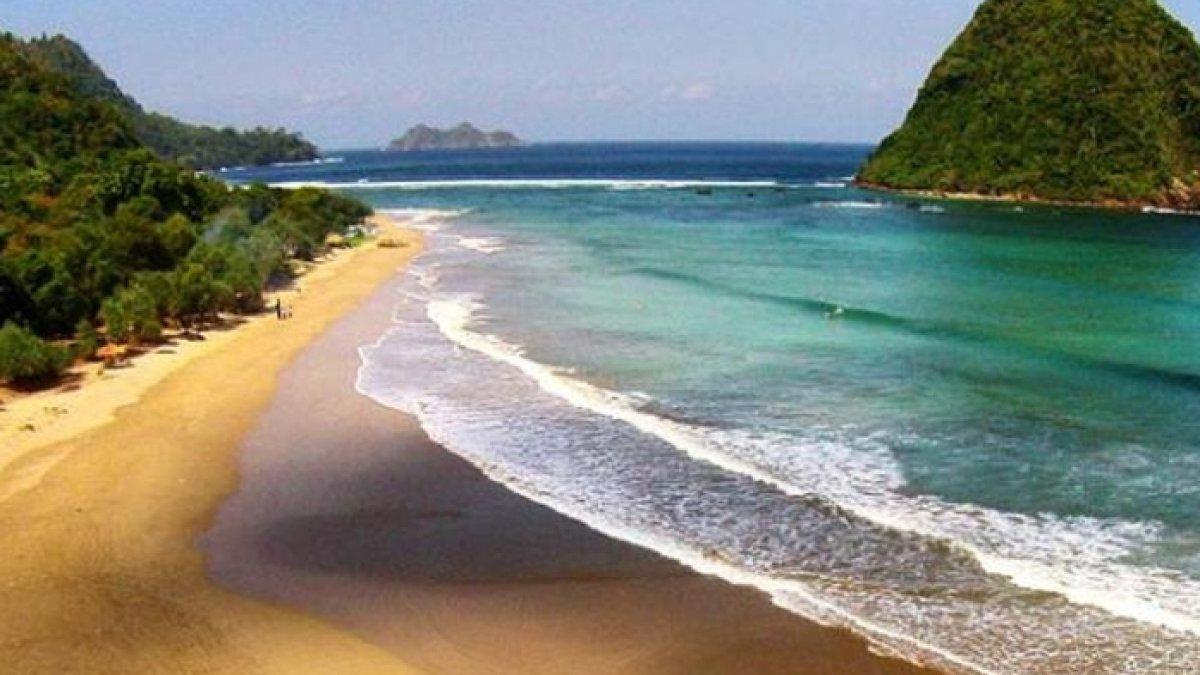WISATA AIR - Potret Pantai Pulau Merah disadur dari Kompas.com pada Rabu (12/3/2025). Pantai Pulau Merah berada di Banyuwangi, Jawa Timur.