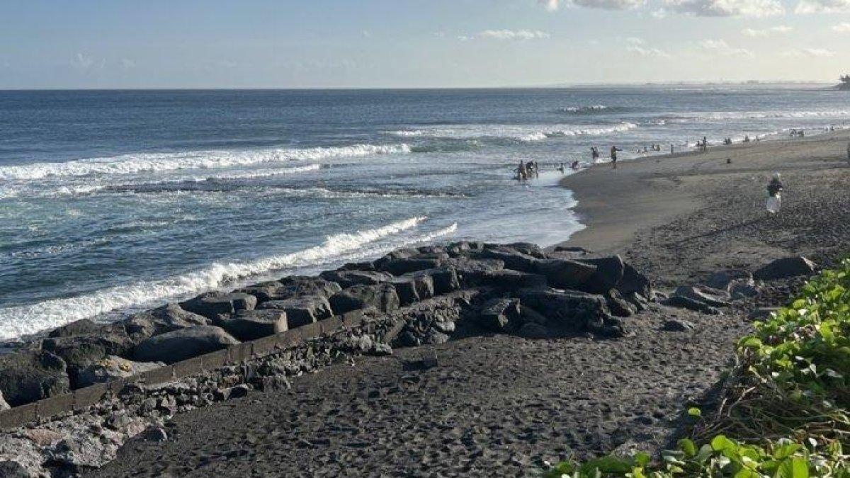 WISATA ALAM BALI - Potret Pantai Purnama, Gianyar, Bali disadur dari TribunTravel.com pada Senin (3/3/2025). Pantai Purnama memiliki keunikan pasir hitam yang berkilauan dan batu karang yang mempercantik pemandangannya