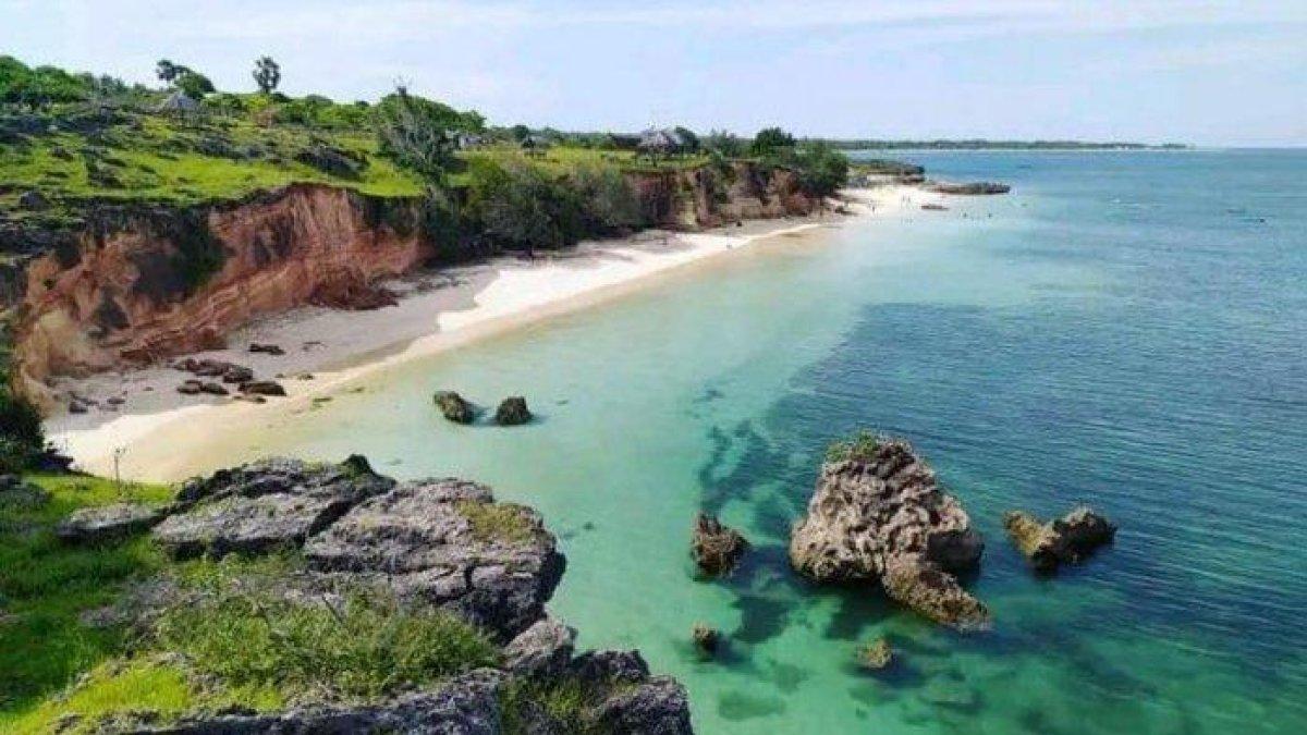 WISATA ALAM - Pesona Pantai Raemea, Kabupaten Sabu Raijua, Nusa Tenggara Timur (NTT) disadur dari PosKupang.com pada Selasa (4/3/2025). Pantai Raemea menawarkan pasir putih yang memikat.