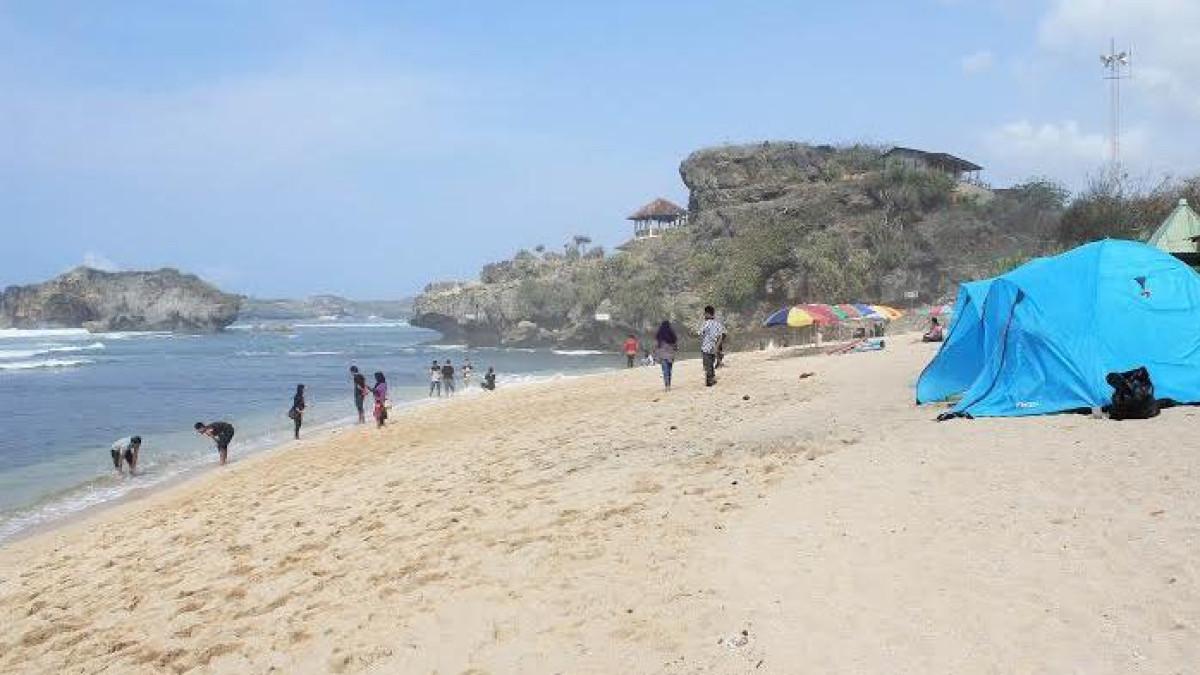 WISATA PANTAI - Pantai Sundak di Gunung Kidul Yogyakarta, pas buat berkemah. Pantainya berpasir putih.