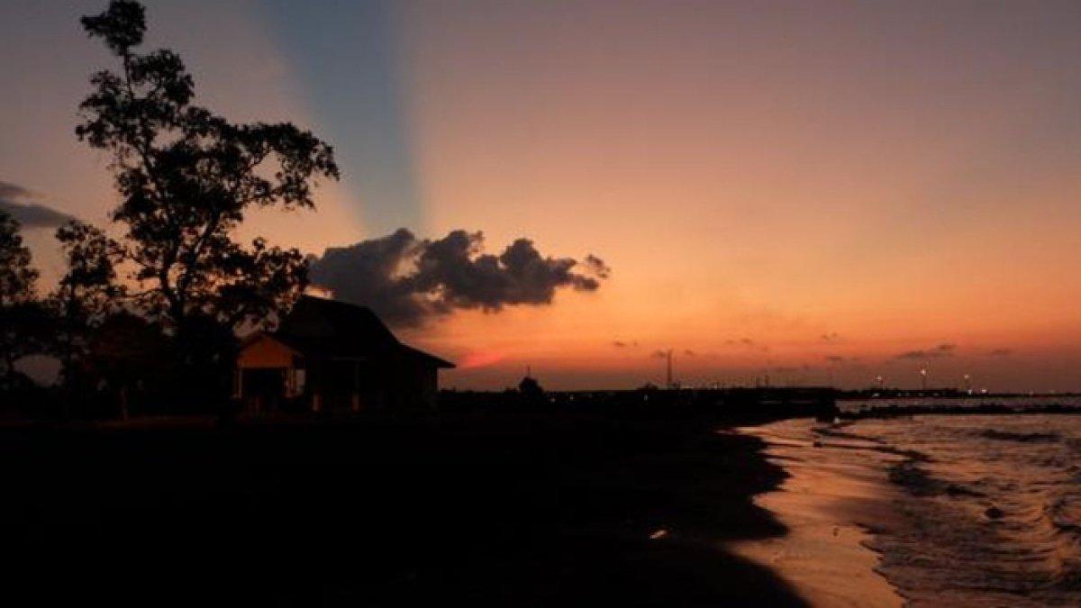 WISATA AIR - Potret pemandangan saat matahari terbenam di Pantai Tirtamaya, disadur dari Kompas.com pada Kamis (13/3/2025). Pantai Tirtamaya berada di Indramayu.