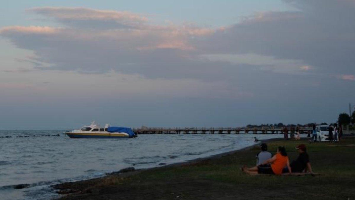WISATA AIR - Potret wisatawan bersantai di Pantai Tirtamaya, disadur dari Kompas.com pada Kamis (13/3/2025). Pantai Tirtamaya berlokasi di Indramayu, Jawa Barat.