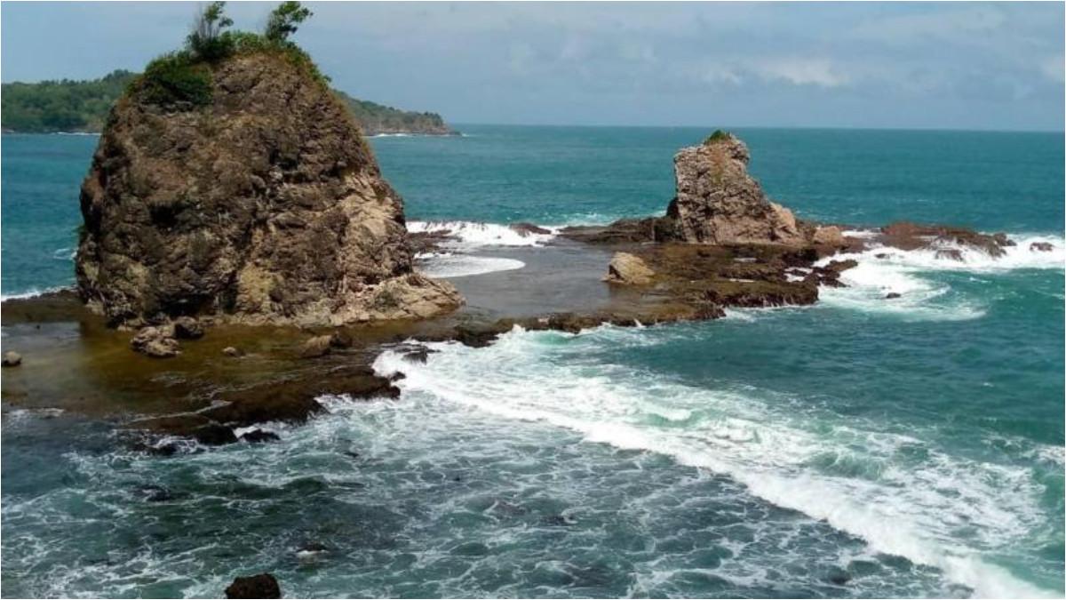 WISATA YOGYAKARTA - Pantai Watu Lumbung di Gunungkidul Yogyakarta