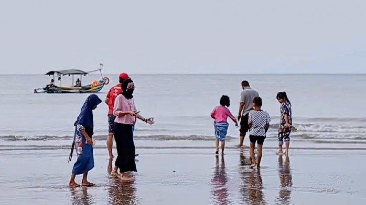 WISATA AIR - Potret Pantai Widuri disadur dari Tribun-Pantura.com pada Jumat (28/3/2025). Pantai Widuri berada di Pemalang, Jawa Tengah.