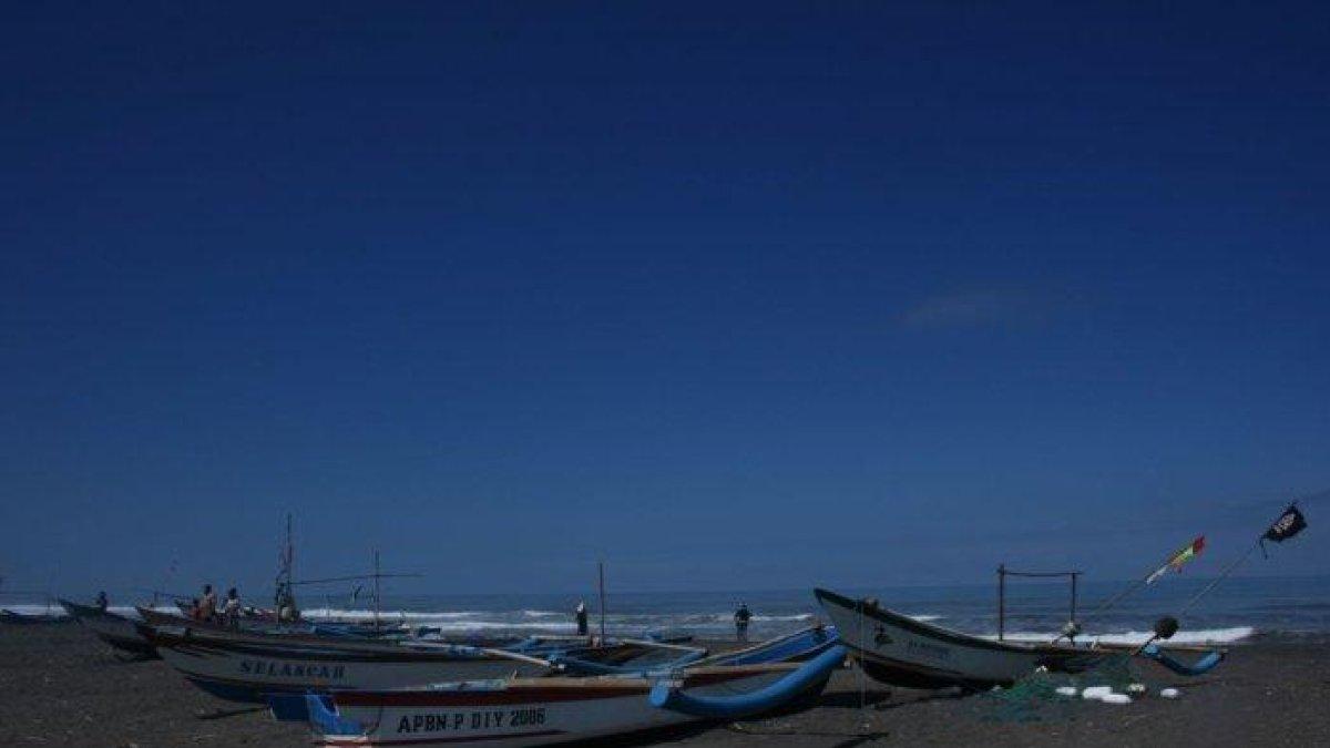 PANTAI CONGOT JOGJA - Pantai dengan pasir berwarna abu gelap ini memiliki daya tarik tersendiri bagi wisatawan. Selain bermain air, pengunjung juga bisa menikmati suasana pantai dan memancing serta membeli ikan segar dari para nelayan.