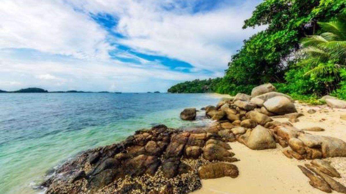 Pantai di Kepulauan Riau.