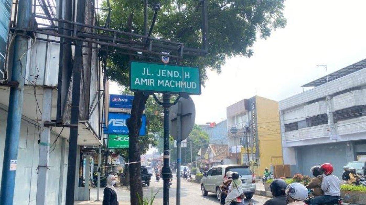 PROGRAM WALI KOTA CIMAHI - Papan nama di Kota Cimahi yang segera dibubuhi aksara Sunda.