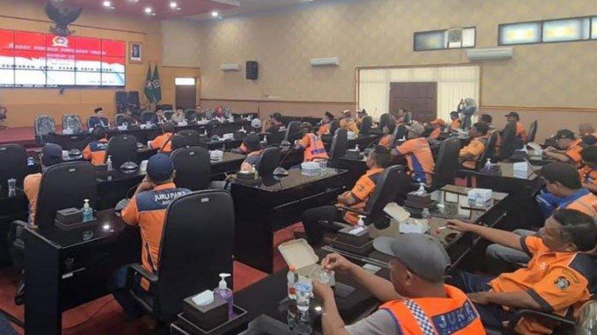 PROGRAM WALI KOTA BLITAR - Para jukir melakukan audensi dengan DPRD Kota Blitar soal wacana Pemkot Blitar menurunkan tarif retribusi parkir, Senin (2/6/2025). Para jukir juga meminta Wali Kota Blitar tidak mengeluarkan pernyataan soal wacana penurunan tarif parkir di medsos sebelum ada kejelasan.