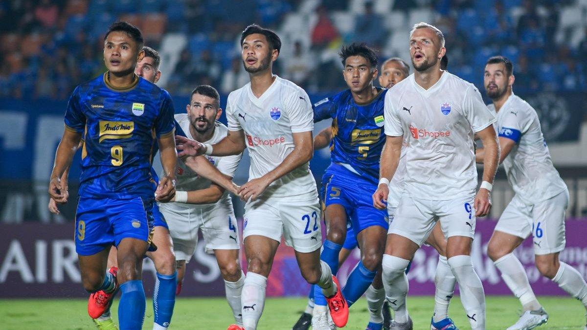 Para pemain Lion City Sailors FC (putih) mencoba mengatasi situasi sepak pojok pemain Persib Bandung (biru) dalam pertandingan lanjutan Grup F AFC Champions League 2 antara Persib vs Lion City Sailors, Kamis (24/10/2024) di Stadion Si Jalak Harupat, Soreang, Kabupaten Bandung.