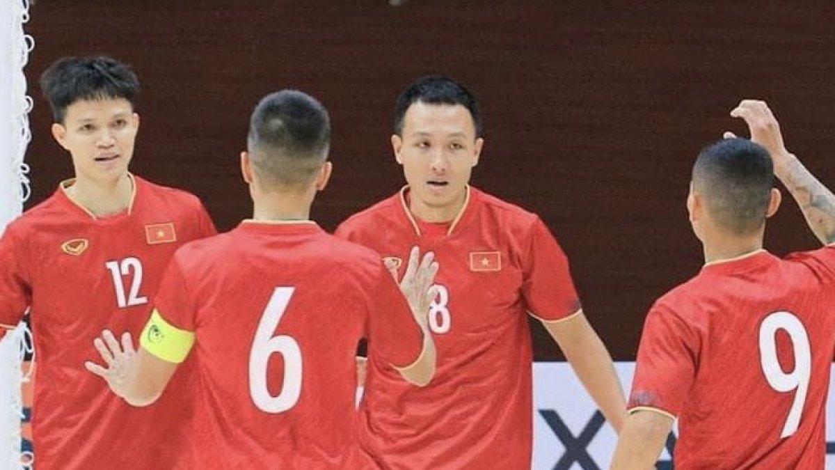 Para pemain Timnas Futsal Vietnam merayakan gol ke gawang Korea Selatan di Kualifikasi Piala Asia Futsal 2024.
