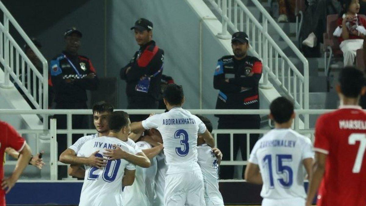 Para pemain Uzbekistan melakukan selebrasi menyusul gol bunuh diri yang dicetak Indonesia pada laga semifinal Piala Asia U23 AFC Qatar 2024 antara Indonesia vs Uzbekistan di Stadion Abdullah Bin Khalifa di Doha pada 29 April 2024.