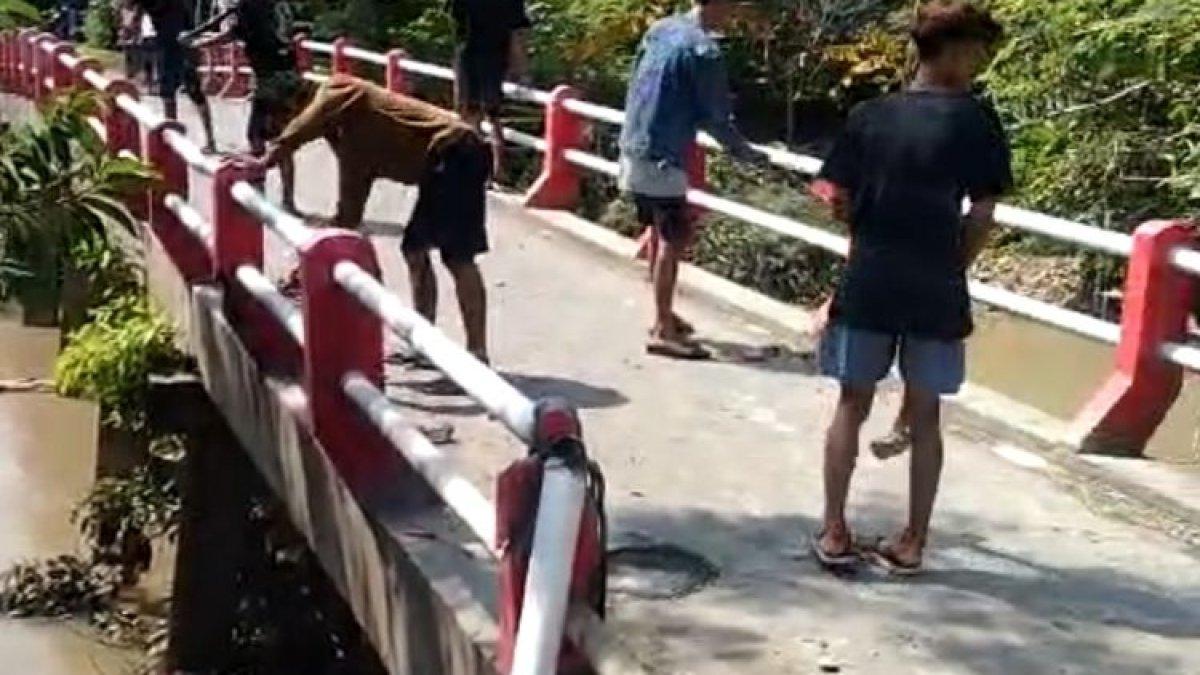 Para pemuda di Demak rusak pagar pengaman jembatan untuk melintas truk sound.