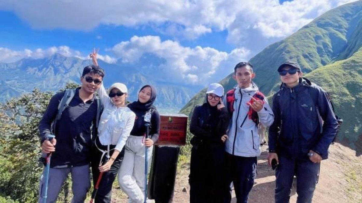WISATA BUKIT – Para pendaki berfoto di Bukit Bao Daya yang terletak di Desa Sembalun Bumbung, Kecamatan Sembalun, Kabupaten Lombok Timur, Nusa Tenggara Barat. Bukit Bao Daya merupakan bukit terbaru yang dibuka untuk umum.