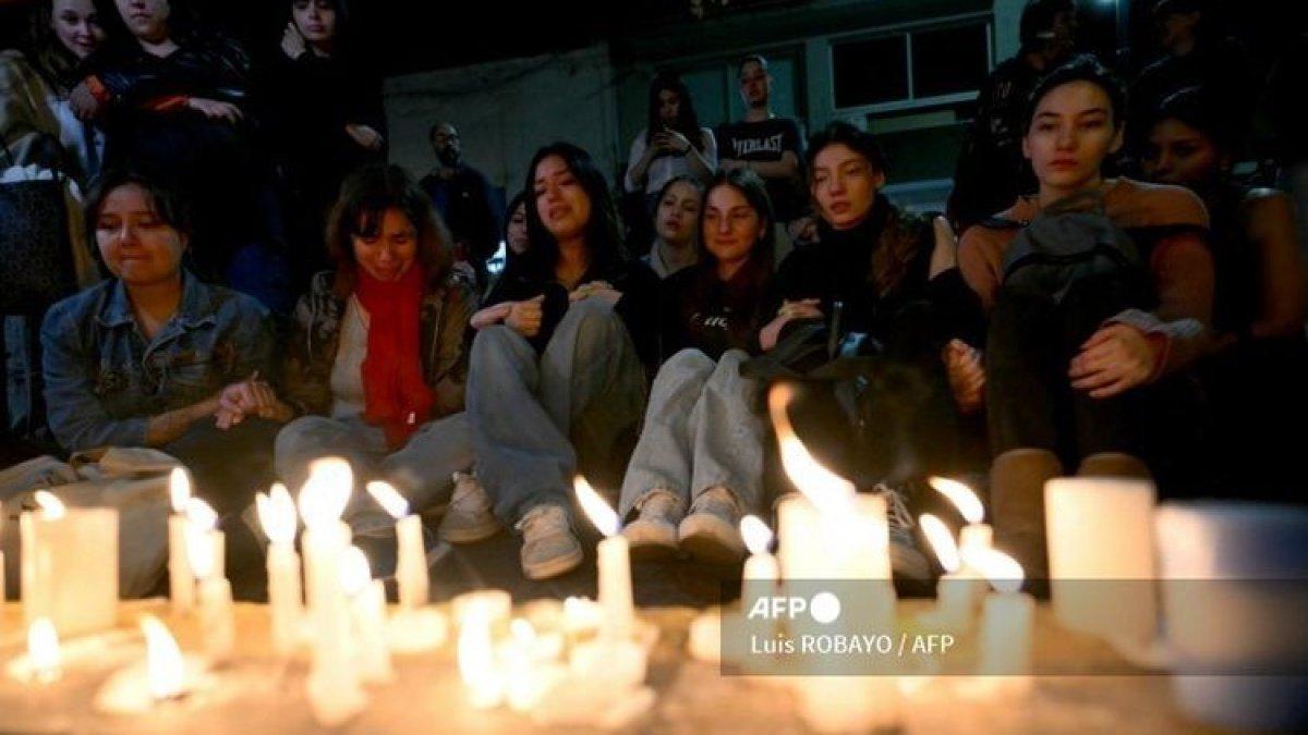 Para penggemar penyanyi asal Inggris, Liam Payne, menyalakan lilin di samping hotel tempat Liam meninggal dunia, Rabu (16/10/2024). Mantan personel One Direction itu meninggal dunia setelah terjatuh dari lantai 3 balkon kamar hotelnya di Buenos Aires, Argentina.