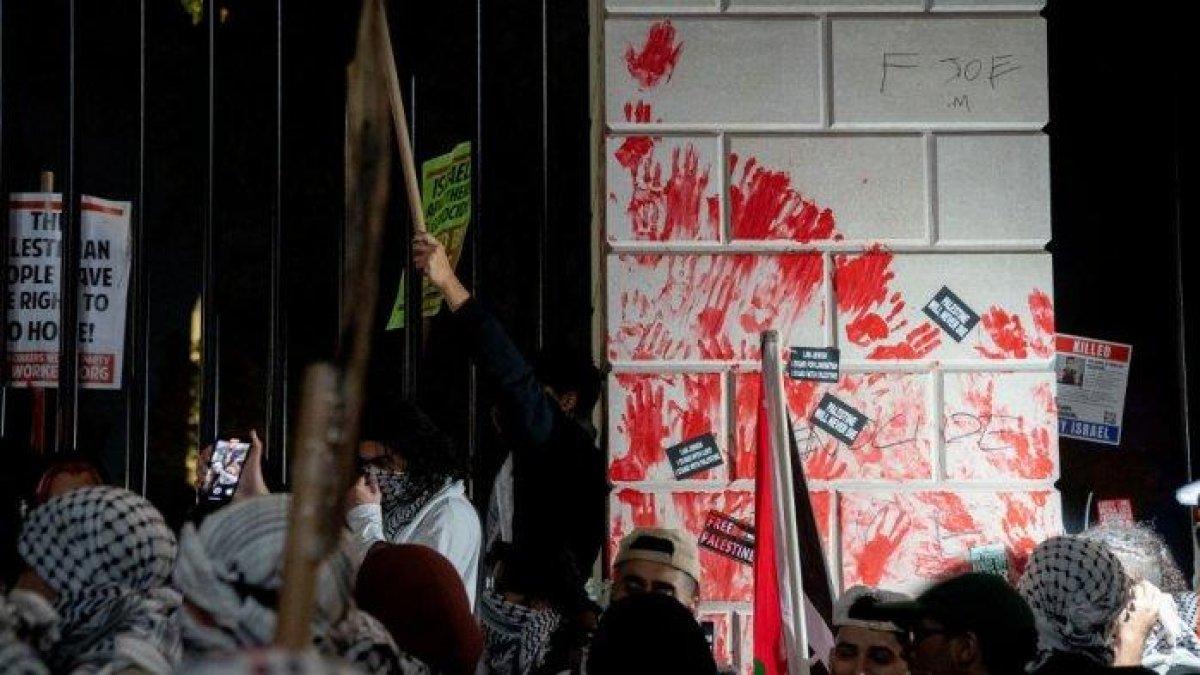 Para pengunjuk rasa meninggalkan bekas tangan merah di pagar depan Gedung Putih saat unjuk rasa mendukung warga Palestina di Washington, DC, pada 4 November 2023.