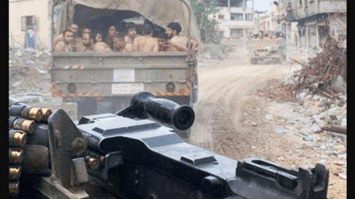 Tentara pendudukan Israel menangkap dan menahan ratusan anak laki-laki dan laki-laki warga sipil Palestina yang berusia di atas 15 tahun di Gaza utara pada 07 Desember 2023. Para pria tersebut dituduh terlibat gerakan Hamas. Mereka ditelanjangi sebelum dibawa ke tahanan.