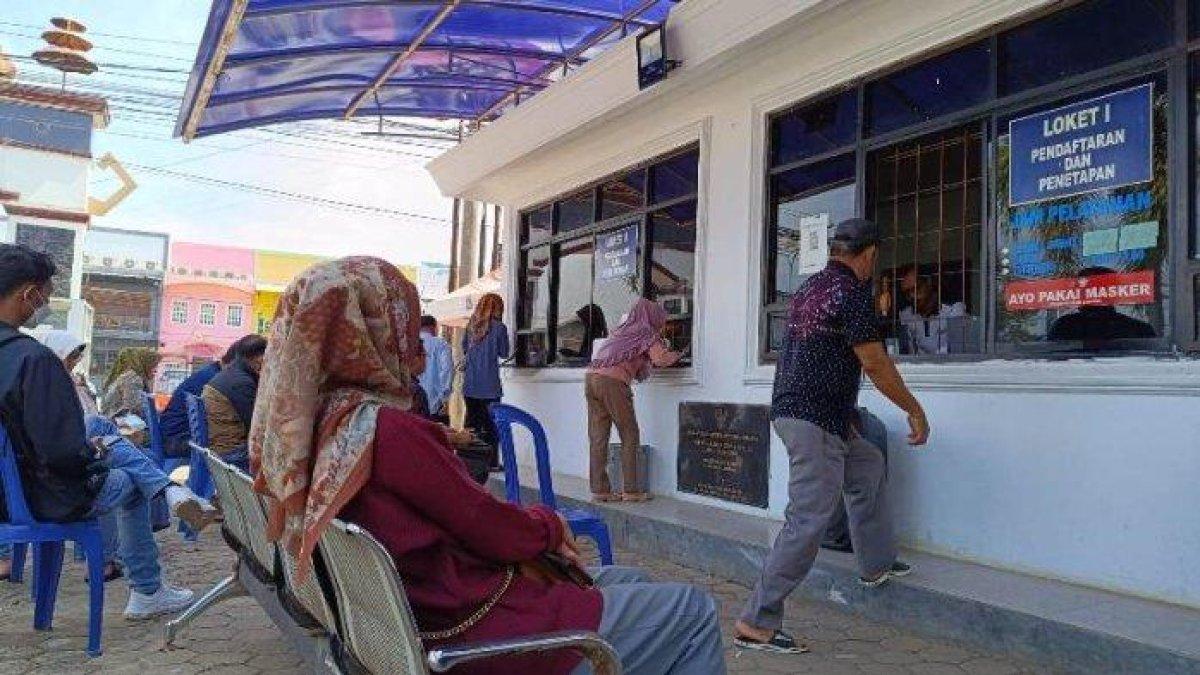 Para wajib pajak saat membayar pajak kendaraan bermotor di UPC Samsat Rajabasa, Kota Bandar Lampung, Jumat (6/10/2023).