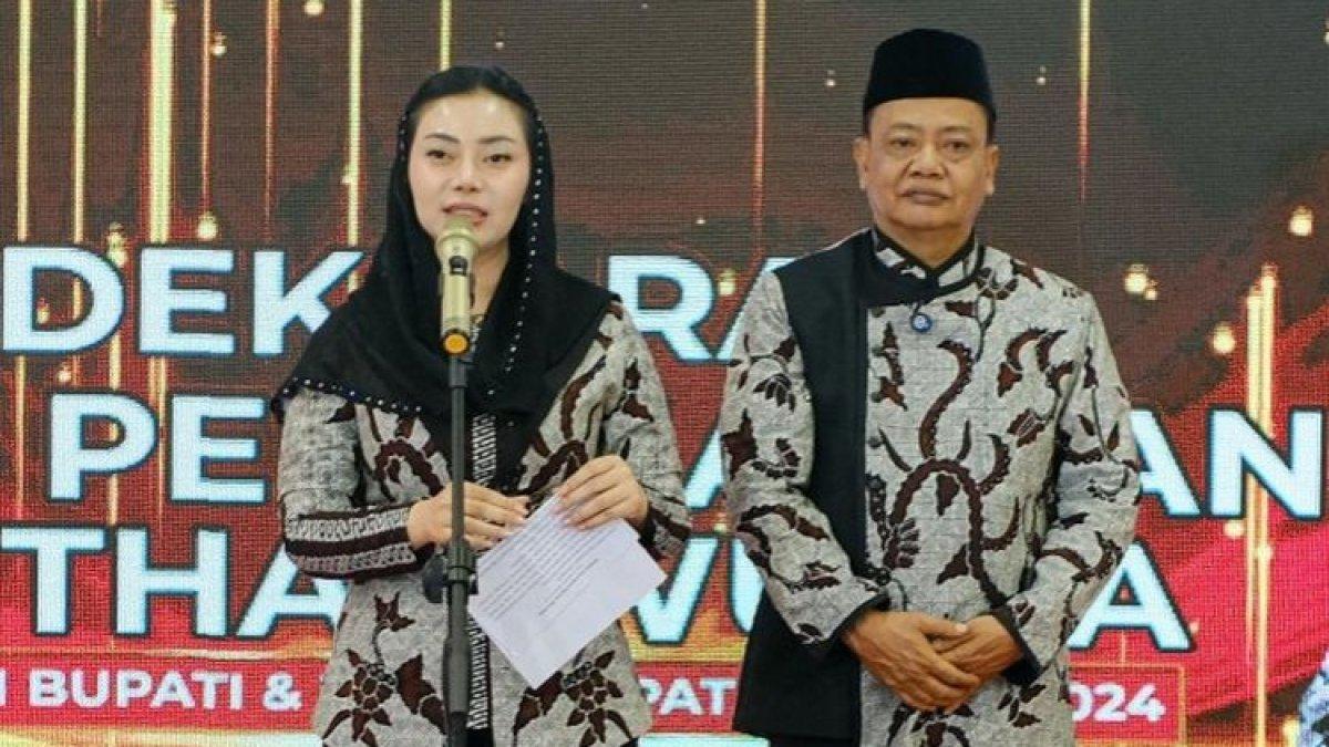 PROFIL KEPALA DAERAH - Pasangan calon bupati dan wakil Bupati Brebes, Paramitha Widya Kusuma-Wurja saat deklarasi tim pemenangan di King Royale Hotel di Brebes, Kamis (12/9/2024).