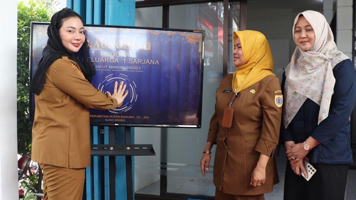 PROGRAM BUPATI BREBES - Bupati Brebes, Paramitha Widya Kusuma meluncurkan program Satu Keluarga Satu Sarjana.