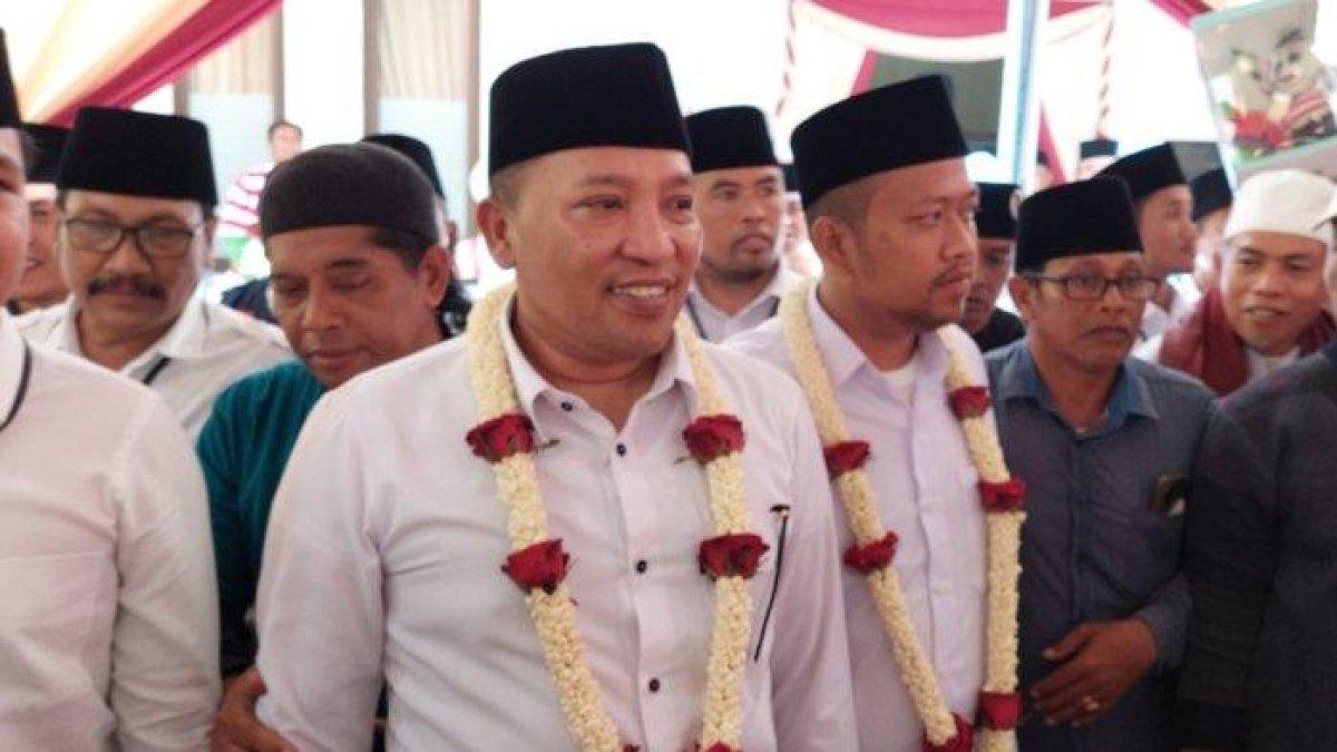 BUPATI SAMPANG - Pasangan Bupati Slamet Junaidi dan Wakil Bupati Sampang Ahmad Mahfud saat mendaftar Pilkada 2024 Kabupaten Sampang, Madura ke Kantor KPU setempat, Kamis (29/8/2024). Kini 'Jimad Sakteh' klaim menang dari hasil real count internal.