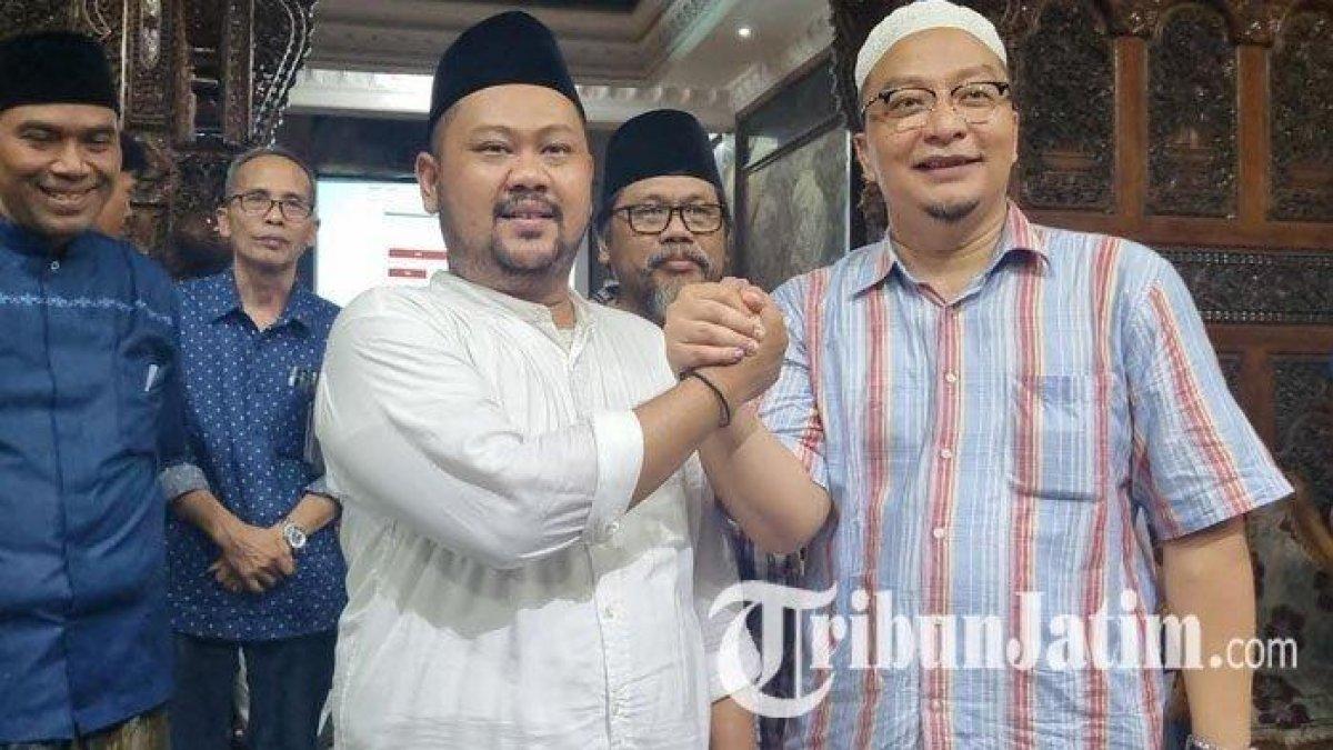 BUPATI TERPILIH GRESIK - Pasangan Calon Bupati Gresik, Fandi Akhmad Yani, dan Calon Wakil Bupati Gresik, dr Asluchul Alif, bergandengan tangan di Pilkada Gresik 2024.