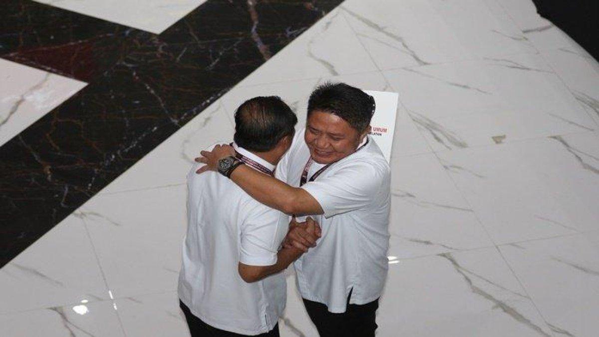 Pasangan Gubernur dan Wakil Gubernur Sumsel terpilih Herman Deru Cik Ujang berpelukan usai menerima berkas penetapan sebagai Gubernur dan Wakil Gubernur Sumsel terpilih 2025-2030 dalam Rapat Pleno Terbuka KPU Sumsel, Kamis (9/1/2025).