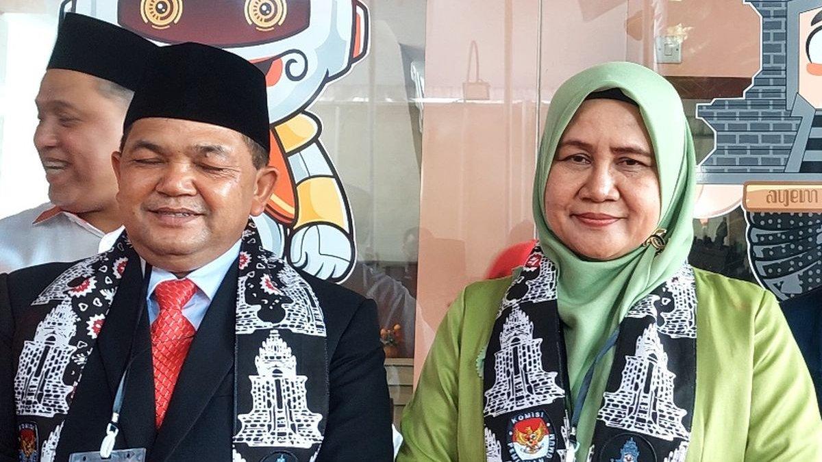 WAKIL BUPATI SEMARANG - Pasangan Ngesti Nugraha-Nur Arifah saat mendaftar di KPU Kabupaten Semarang dokumen Kompas (10/4/2025). Nur Arifah merupakan pemenang Pilkada Semarang 2024.