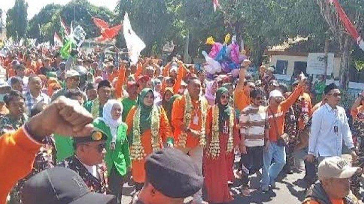 BUPATI SITUBONDO - Pasangan Rio-Ulfi berjalan kaki dengan diiringi ribuan pendukungnya saat mendaftar Pilkada Situbondo 2024 ke KPU Situbondo. Pilkada Situbondo 2024 dimenangkan oleh pasangn Rio-Ulfi.
