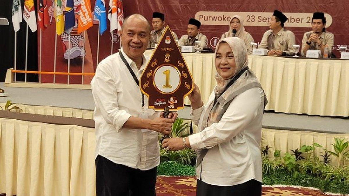 Pasangan Sadewo Tri Lastiono-Dwi Asih Lintarti mendapat nomor urut 1 dalam pengudian nomor urut yang digelar KPU Banyumas, Jawa Tengah, Senin (23/9/2024) malam.