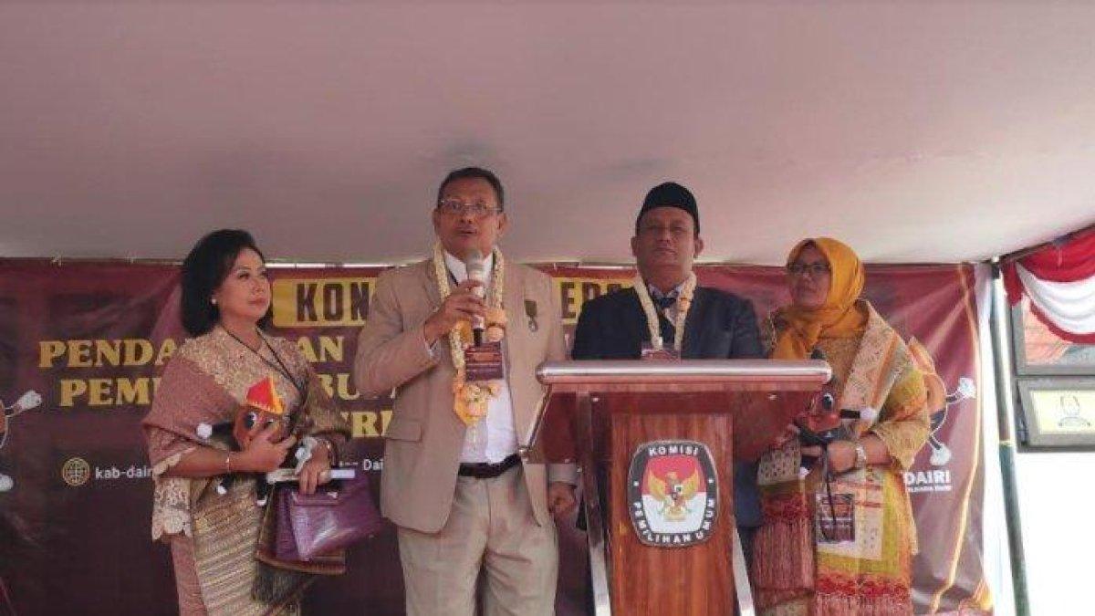 BUPATI DAIRI - Pasangan Vickner Sinaga dan Wahyu Daniel Sagala saat menggelar konferensi pers usai mendaftar ke Kantor KPU Dairi, Kamis (29/8/2024).
