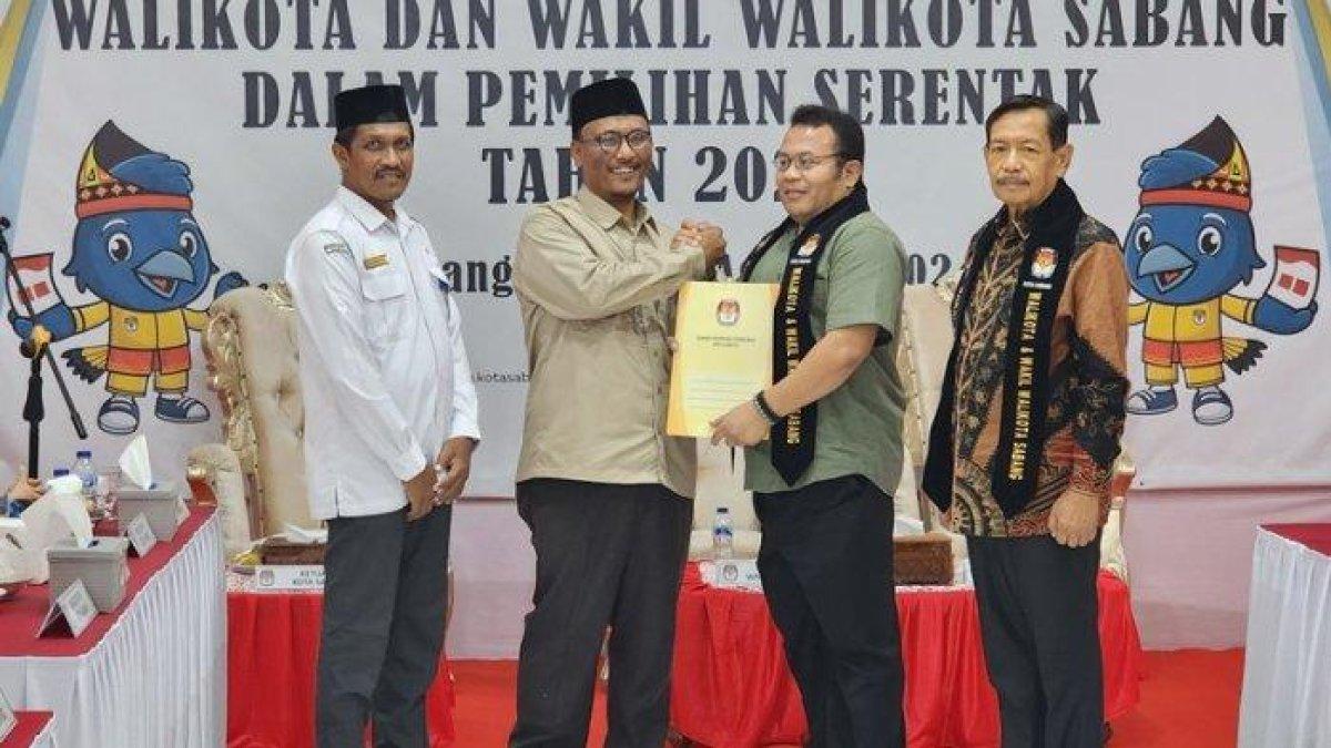 100 HARI KERJA - Ketua KIP Sabang Akmal Said saat menerima pendaftaran Pasangan Zulkifli Adam dan Suradji Junus (29/8/2025). Informasi terbaru, besok sore, Jumat (25/4/2025), KIP akan menetapkan pasangan independen ini sebagai Paslon Wali Kota/Wali Kota Sabang terpilih.