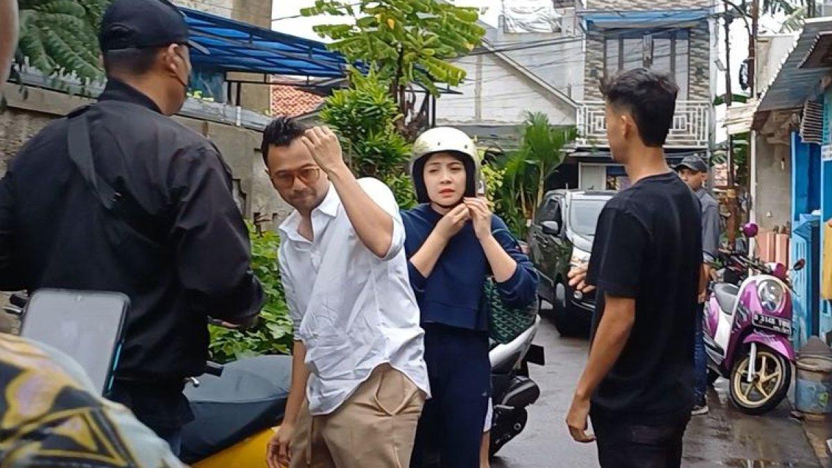 Pasangan artis Raffi Ahmad dan Nagita Slavina tiba di TPS 001 Pangkalan Jati, Depok dengan berboncengan motor didampingi sejumlah asisten, Rabu (14/2/2024).