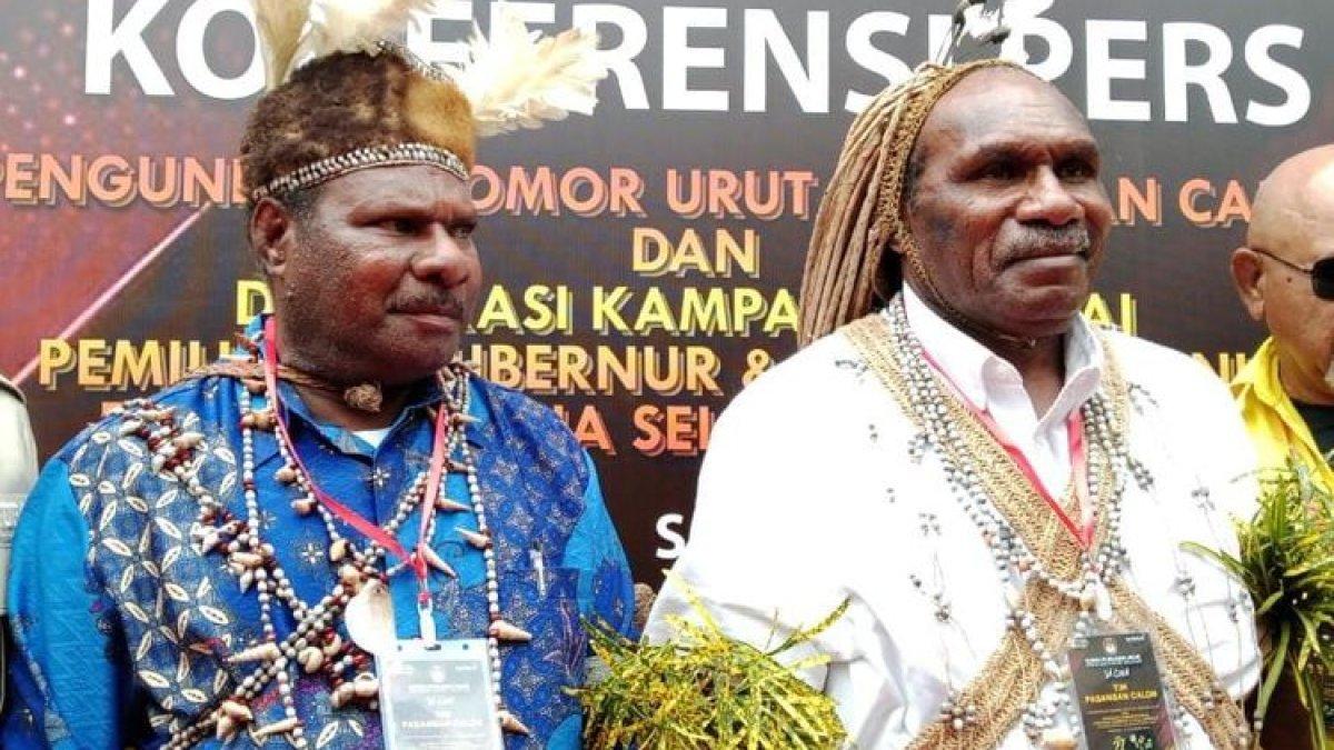 Pasangan calon Darius Gewilon Gebze dan Petrus Safan (sebelah kiri) usai pengambilan nomor urut Pilkada Papua Selatan di KPU Papua Selatan.