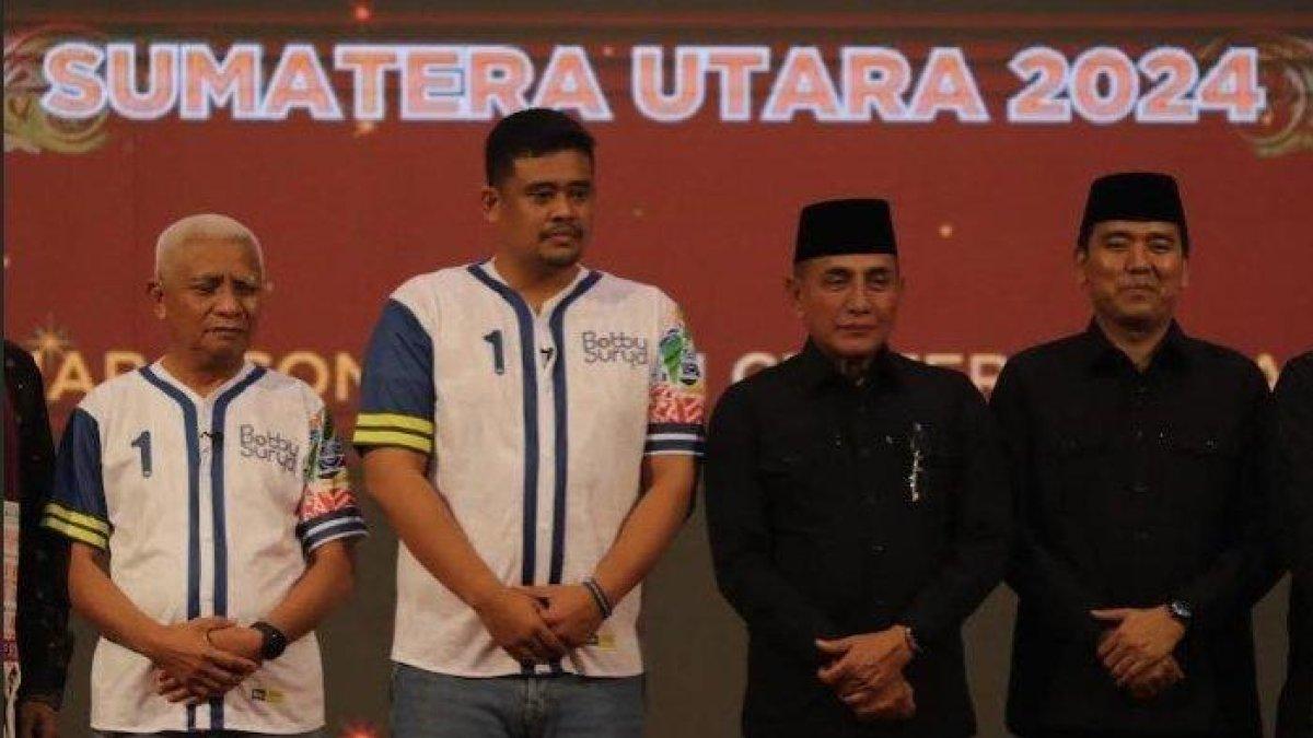 DEBAT PUBLIK PILGUB - Pasangan calon Gubernur dan Wakil Gubernur Sumut nomor urut dua Edy Rahmayadi dan Hasan Basri (dua kanan) serta pasangan calon Gubernur dan Wakil Gubernur Sumut nomor urut satu Bobby Nasution (kiri) dan Surya mengikuti debat publik ketiga Pilgub Sumut di Hotel Tiara Convention, Medan, Rabu (13/11/2024). Debat publik ketiga tersebut mengusung tema Sinergitas Kebijakan Pembangunan Daerah Dalam Rangka Memperkokoh Negara Kesatuan Republik Indonesia.