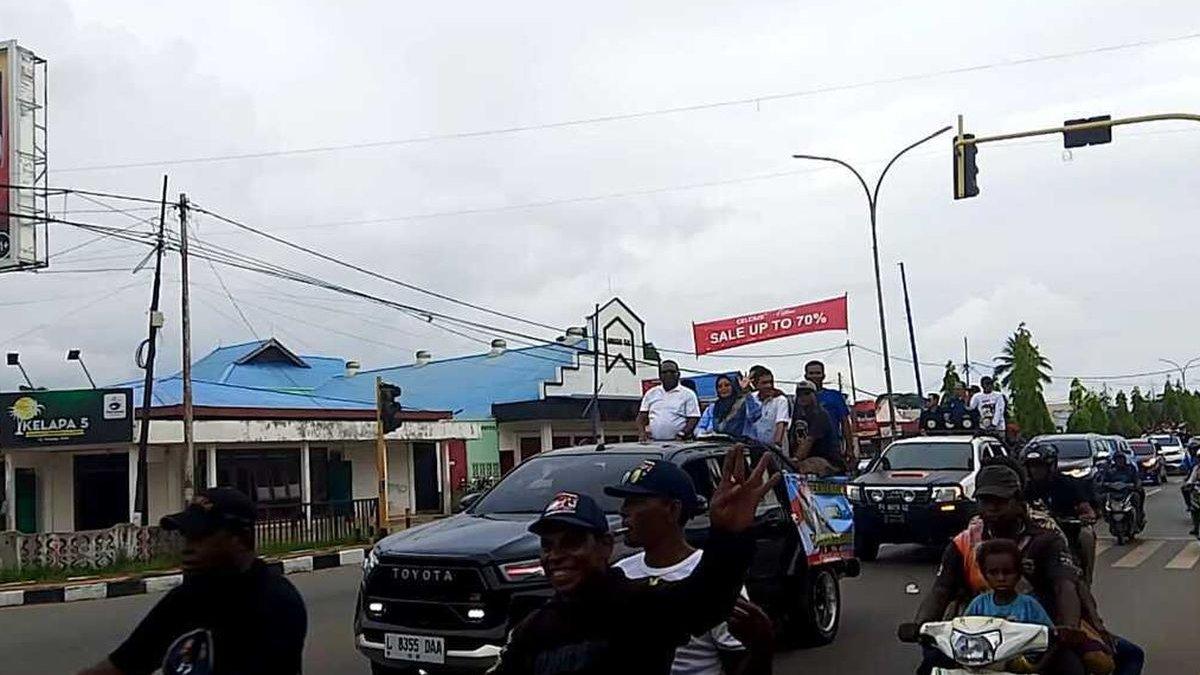 Pasangan calon bupati dan wakil bupati Merauke Yosep-Fauzun saat lakukan konvoi keliling kota Merauke, Jumat (6/11/2024), untuk rayakan kemenangan dalam Pilkada Merauke 2024.